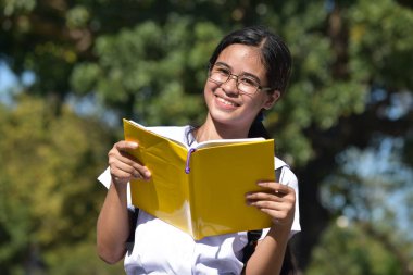 Mutlu Azınlık Kadın Öğrencisi