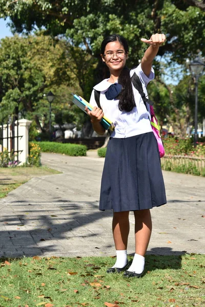 Başarılı Bir Azınlık Liseli Kız Duruşu — Stok fotoğraf