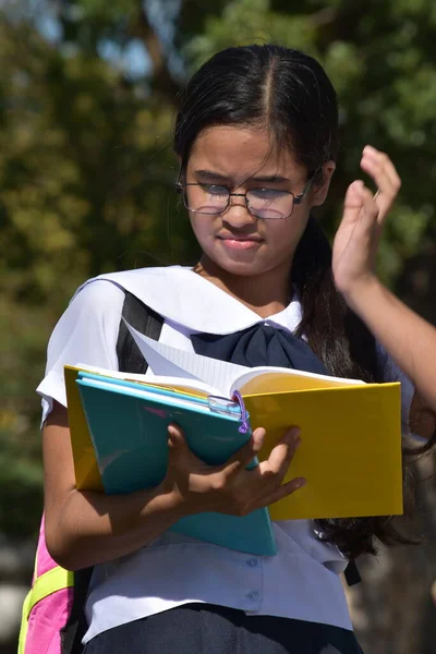Μαθήτρια Της Μειονότητας Που Διαβάζει Φορώντας Γυαλιά Σχολικά Βιβλία — Φωτογραφία Αρχείου