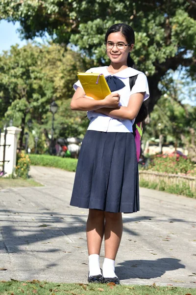 若いフィリピン人女子学生がスカートをはいて — ストック写真