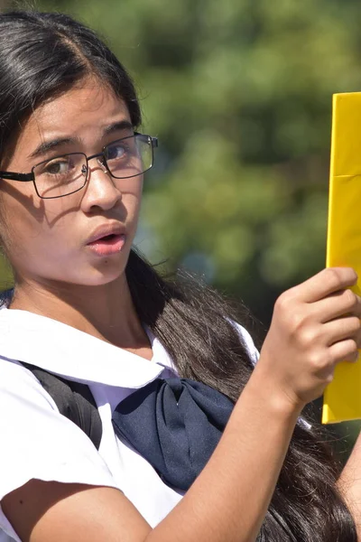 眼鏡をかけて読むインテリジェント女子学生 — ストック写真