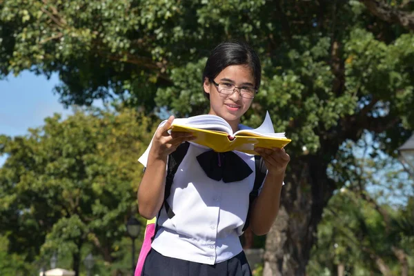 本で眼鏡をかけて読む可愛い女子高生 — ストック写真