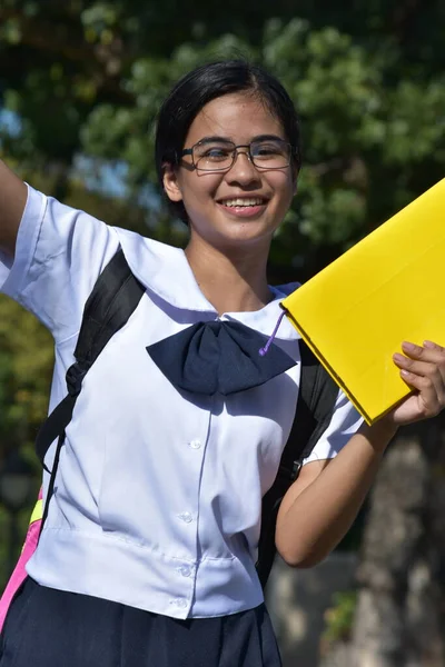 Gülümseyen Şirin Filipinli Öğrenci Ders Kitaplarıyla — Stok fotoğraf