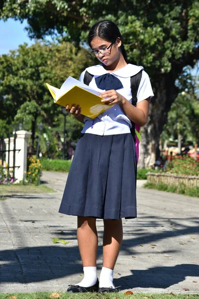 Lectura Lindo Asiático Estudiante Adolescente Con Texto Libros Pie — Foto de Stock