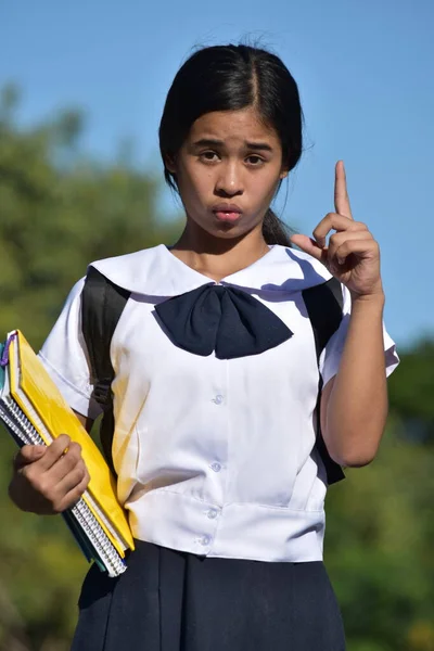 制服を着たアイデアを持つ若いフィリピン人女子学生 — ストック写真