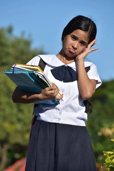 Tatlı Filipinli Kız Öğrenci Kitaplı Endişe — Stok fotoğraf