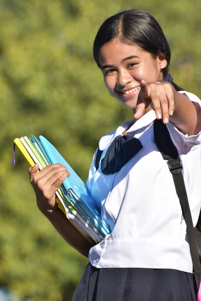 Filipínská Studentka Ukazující Uniformu — Stock fotografie