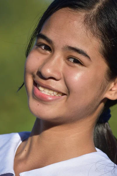 Uma Ásia Teen Menina Sorrindo Closeup — Fotografia de Stock