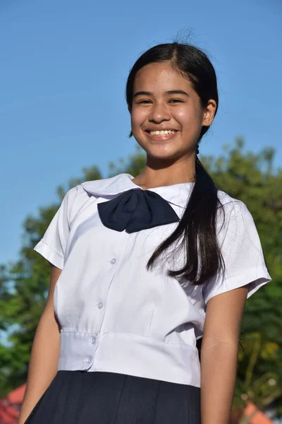 Χαμογελώντας Φιλιππινέζα Έφηβος Κορίτσι Μακριά Μαλλιά — Φωτογραφία Αρχείου