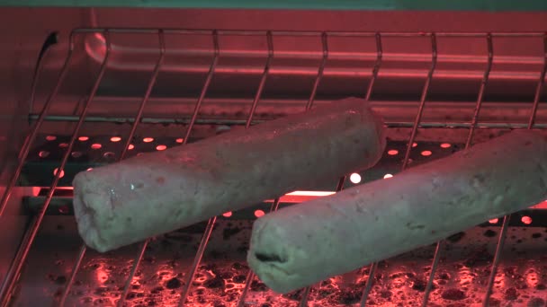Χοιρινό Λουκάνικα Μαγείρεμα Στην Τοστιέρα — Αρχείο Βίντεο