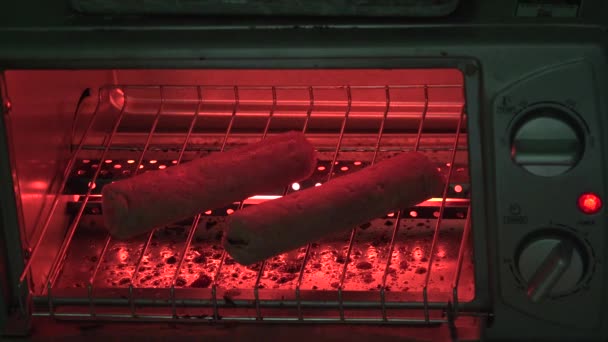 热烤面包机烤肉香肠 — 图库视频影像