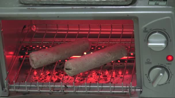 Kiełbaski Gorącym Toster Piekarnik Gotowanie — Wideo stockowe
