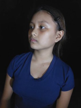 Geceleyin genç bir Asyalı kadının portresi.