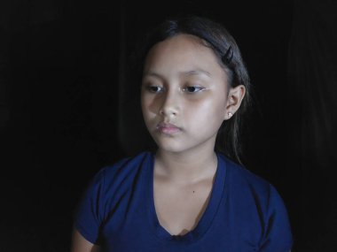 Üzgün yüzlü güzel bir Asyalı çocuk.