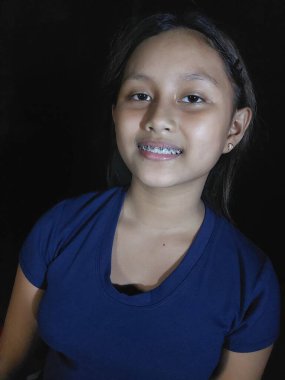 Gülümseyen bir Asyalı kadın