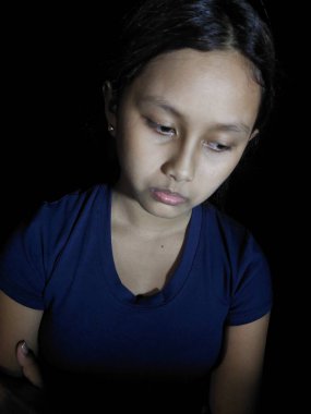 Koyu arkaplanda tablet bilgisayarlı genç kız