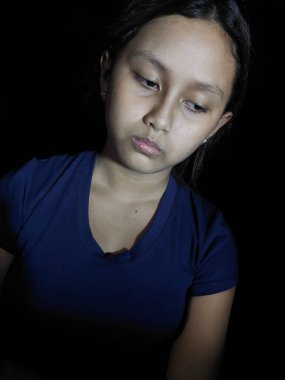 Siyah bir geçmişi olan üzgün Asyalı bir kız.