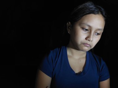 Siyah bir yüzü ve siyah bir geçmişi olan Asyalı bir genç kız.