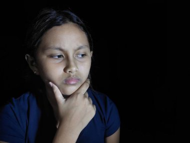 Yüzü olan genç bir kız