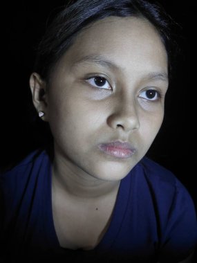 Üzgün ve üzgün genç kız.