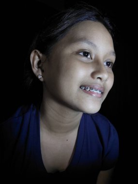 Kameraya bakarak bir kız