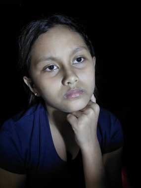 Üzgün bakışlı bir kız