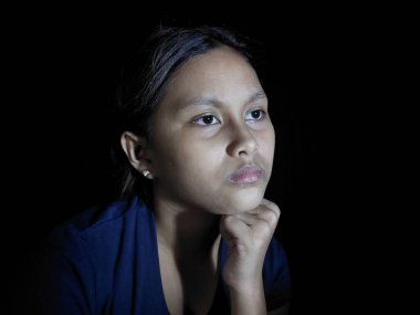 Siyah arka planda depresyonu olan güzel bir kadının portresi.