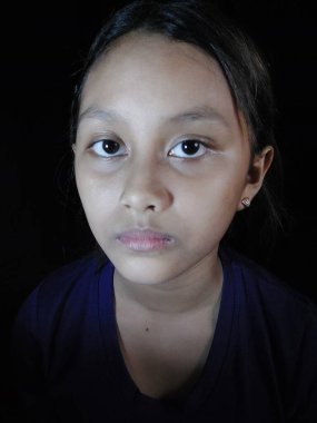 Üzgün Asyalı üzgün yüzlü kız çocuğu