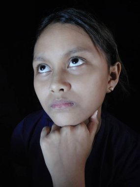 Bir dişi ve üzgün.