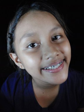 Gülümseyen ve mutlu bir yüzü olan bir kadın.