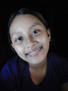 Gülümseyen bir genç kız