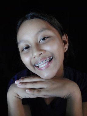 Gülümseyen bir kız