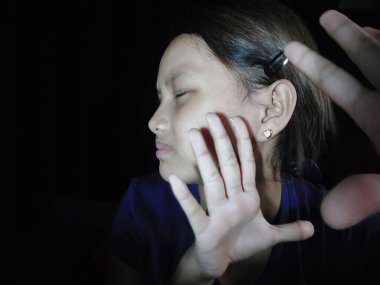 Cep telefonu olan genç bir kız.