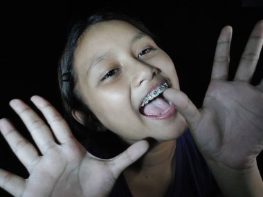 El hareketi ile kız