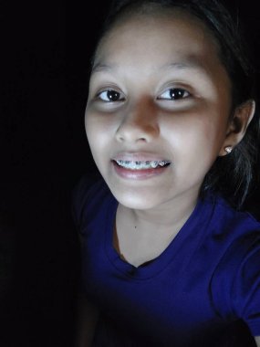 Mutlu gülümseyen Asyalı çocuk portresi