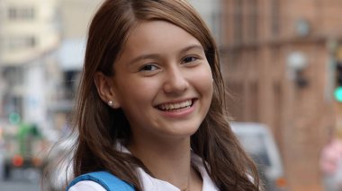 Sırt Çantası ile Genç Kız