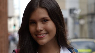 gülümseyen genç kız öğrenci