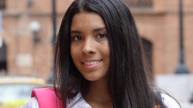 Sırt Çantası ile Genç Kız