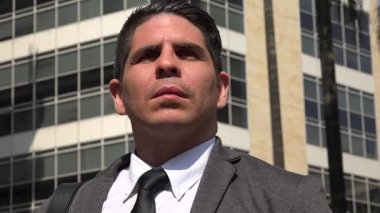 Yakından. Takım elbiseli yakışıklı genç iş adamının sokakta kravat taktığı portre.