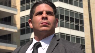 Takım elbiseli işadamı iş adamına bakıyor.