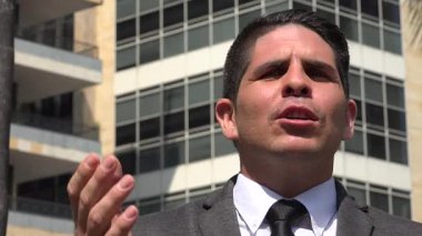 Takım elbiseli, kravatlı iş adamı.