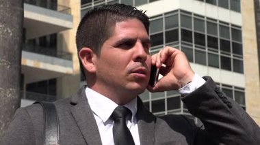 İş adamı cep telefonuyla konuşuyor.