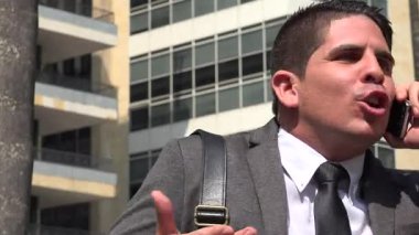 İş adam kostümü giyen