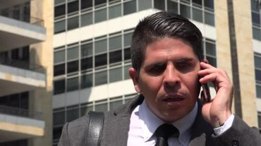 Takım elbiseli işadamı cep telefonuyla konuşuyor.