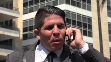 Şehir iş caddesinde konuşan yakışıklı bir iş adamı..