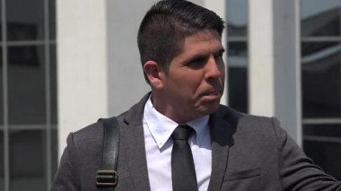 Ceket ve kravat giyen iş adamı