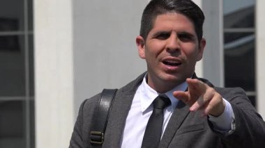 İş adam kostümü giyen