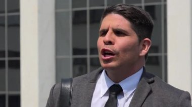 Takım elbiseli bir gencin portresi.