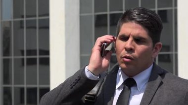 Cep telefonlu genç işadamı