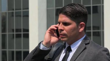 İş adamı telefonda konuşuyor.